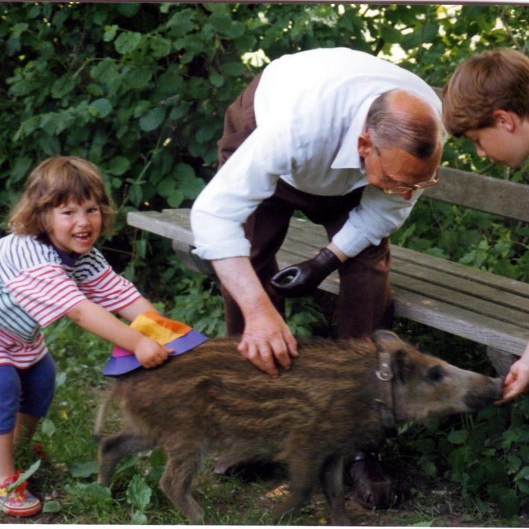 Christian Höke mit Enkeltochter Svenja und Wildschwein